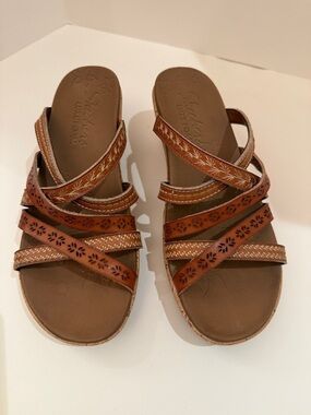 Skechers LUXE FOAM cushion wedge leather brown strap, sandal size 6.